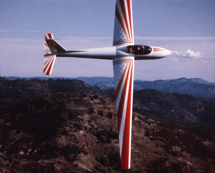 glider with locally buckled wing skin