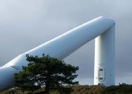 Buckled wind turbine support tower